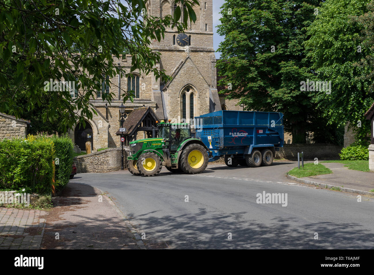 Farm Traktor und Anhänger in der High Street der halb ländlichen Dorf Felmersham, Bedfordshire, Großbritannien Stockfoto