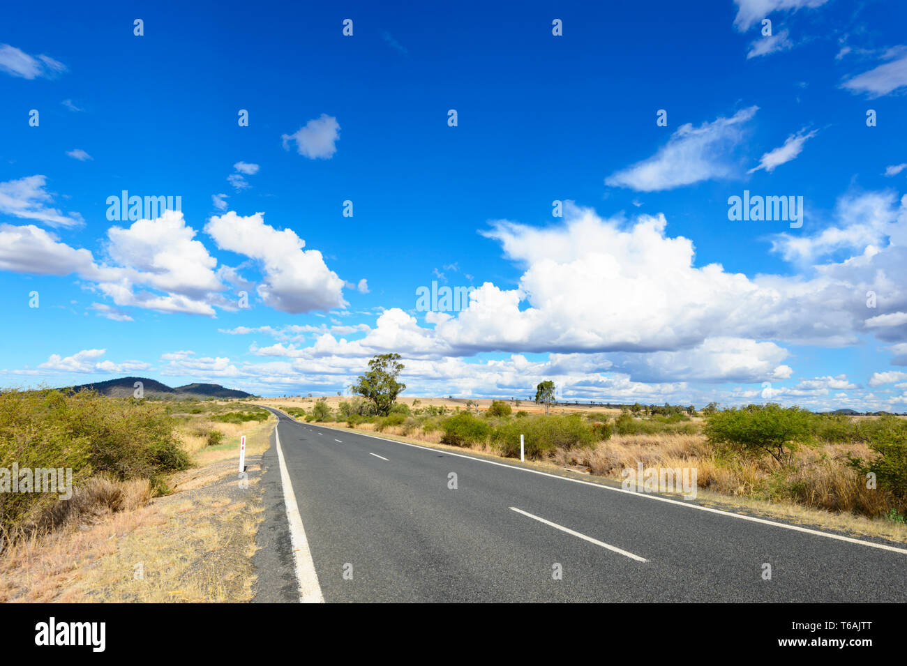 Eine gerade Strecke von der Carnarvon Highway in Queensland Innenraum, QLD, Australien Stockfoto