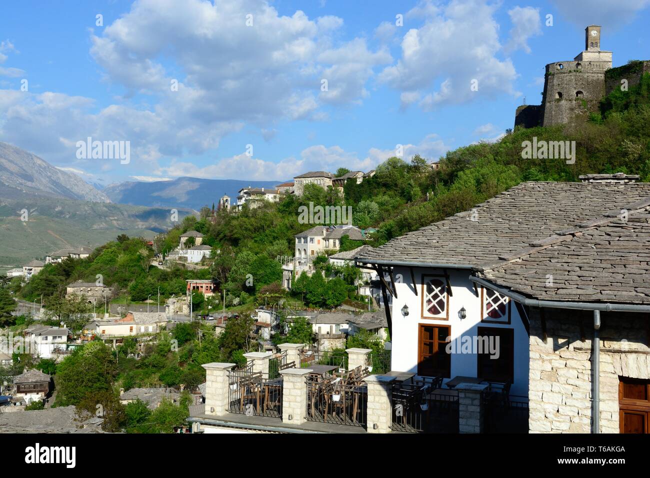 Blick über die Dächer von Gjirokastra Stadt UNESCO-Weltkulturerbe auf der Burg Albanien Stockfoto