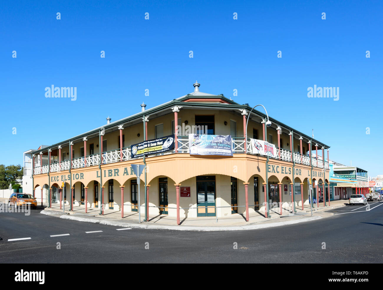 Das Excelsior Gebäude der Bibliothek in Charters Towers ist eine Rekonstruktion der ursprünglichen Hotel, das im Jahre 1995 verbrannt, North Queensland, Queensland, Australien Stockfoto