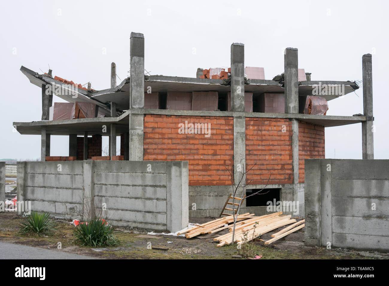 Zusammenbruch der Platten mit schlechter Qualität Bau Stockfoto