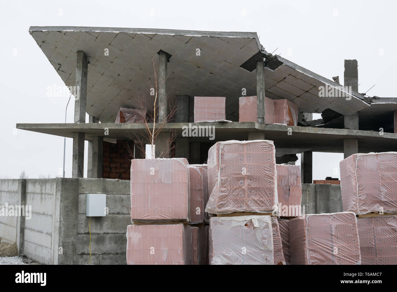 Flug mit den Bausteinen sind in einem verfallenen Haus Stockfoto