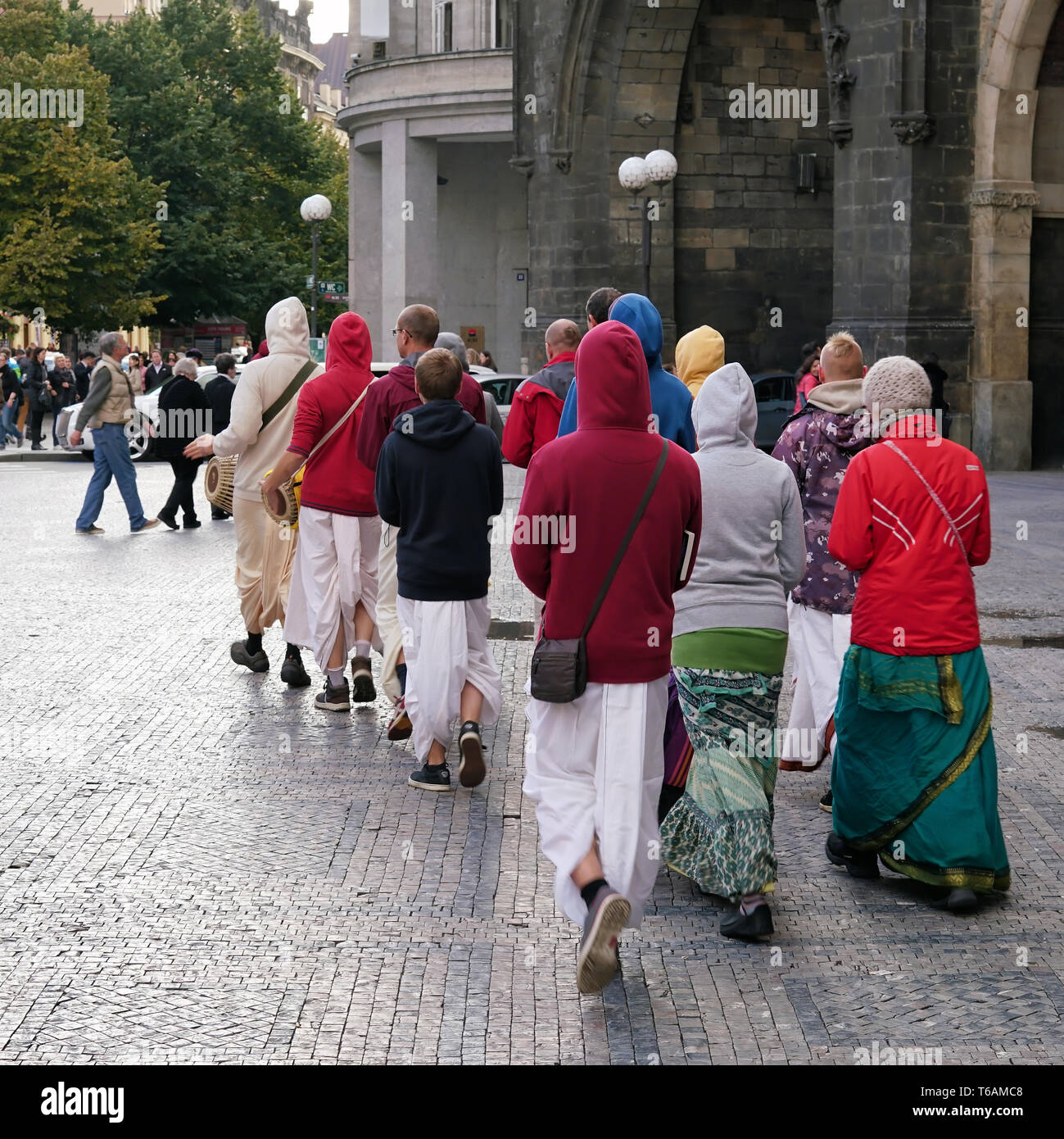 Hare Krishna Anhänger Spaziergang durch die Altstadt von Prag. Stockfoto