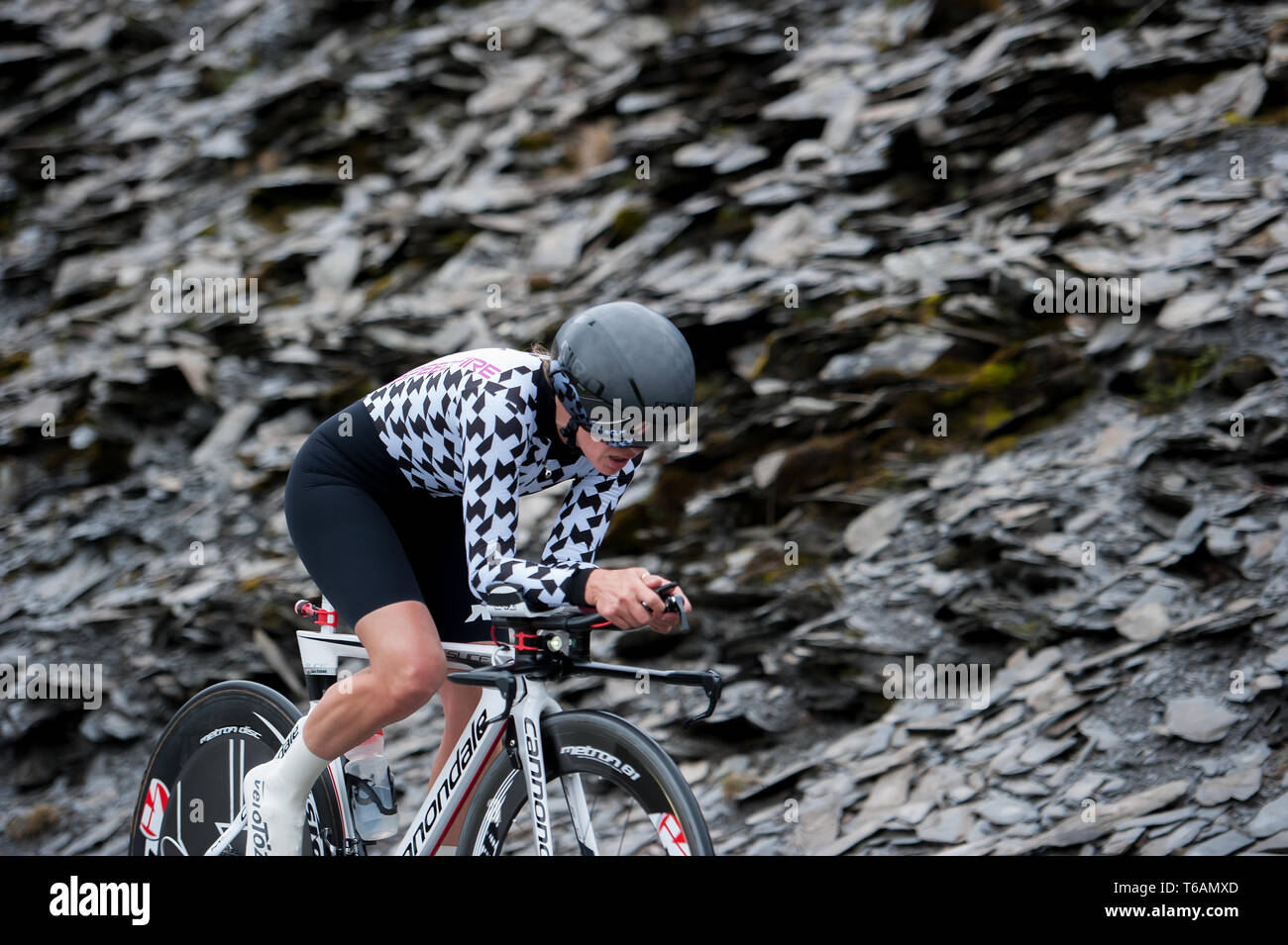 Jess Evans fährt eine TT in assos-Kleidung Stockfoto