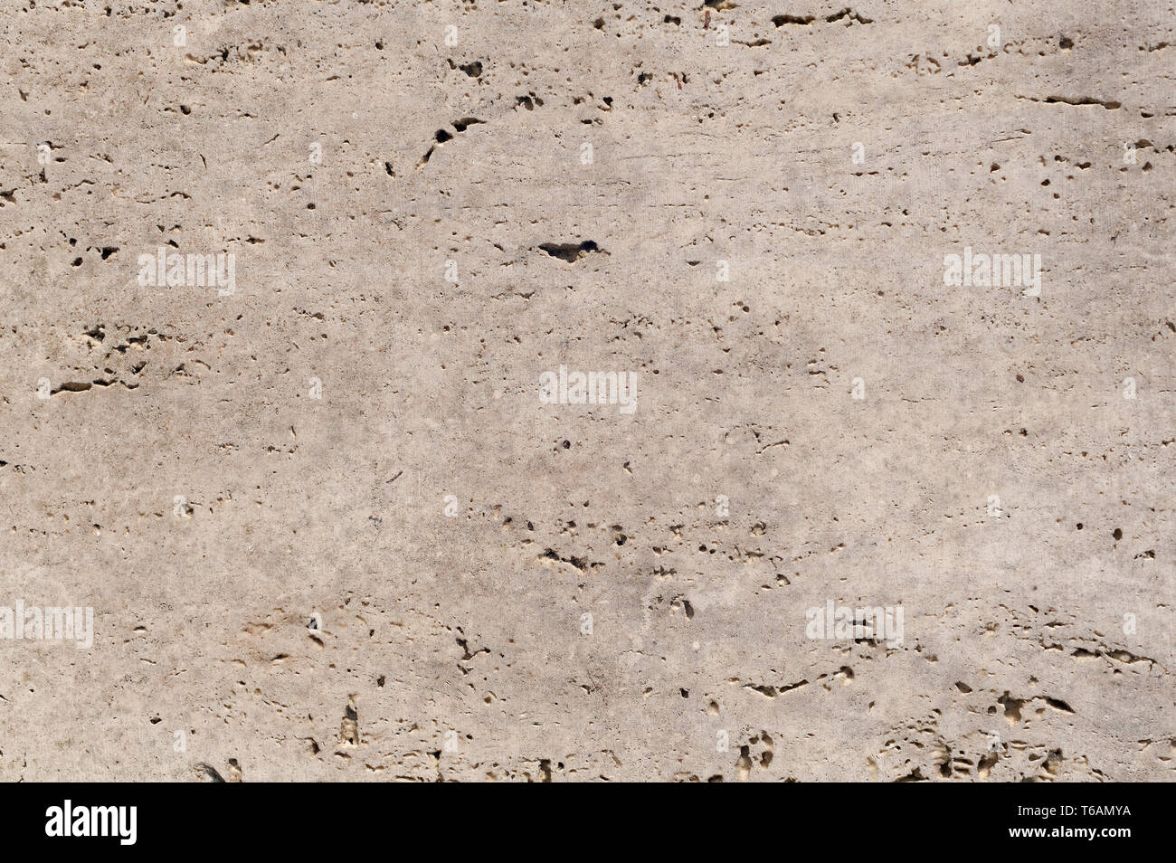 Rough Cut Travertin Marmor oder Kalkstein Platte mit Detail in der Fläche muss aus fertig zu werden und an Steinmetzen poliert Stockfoto