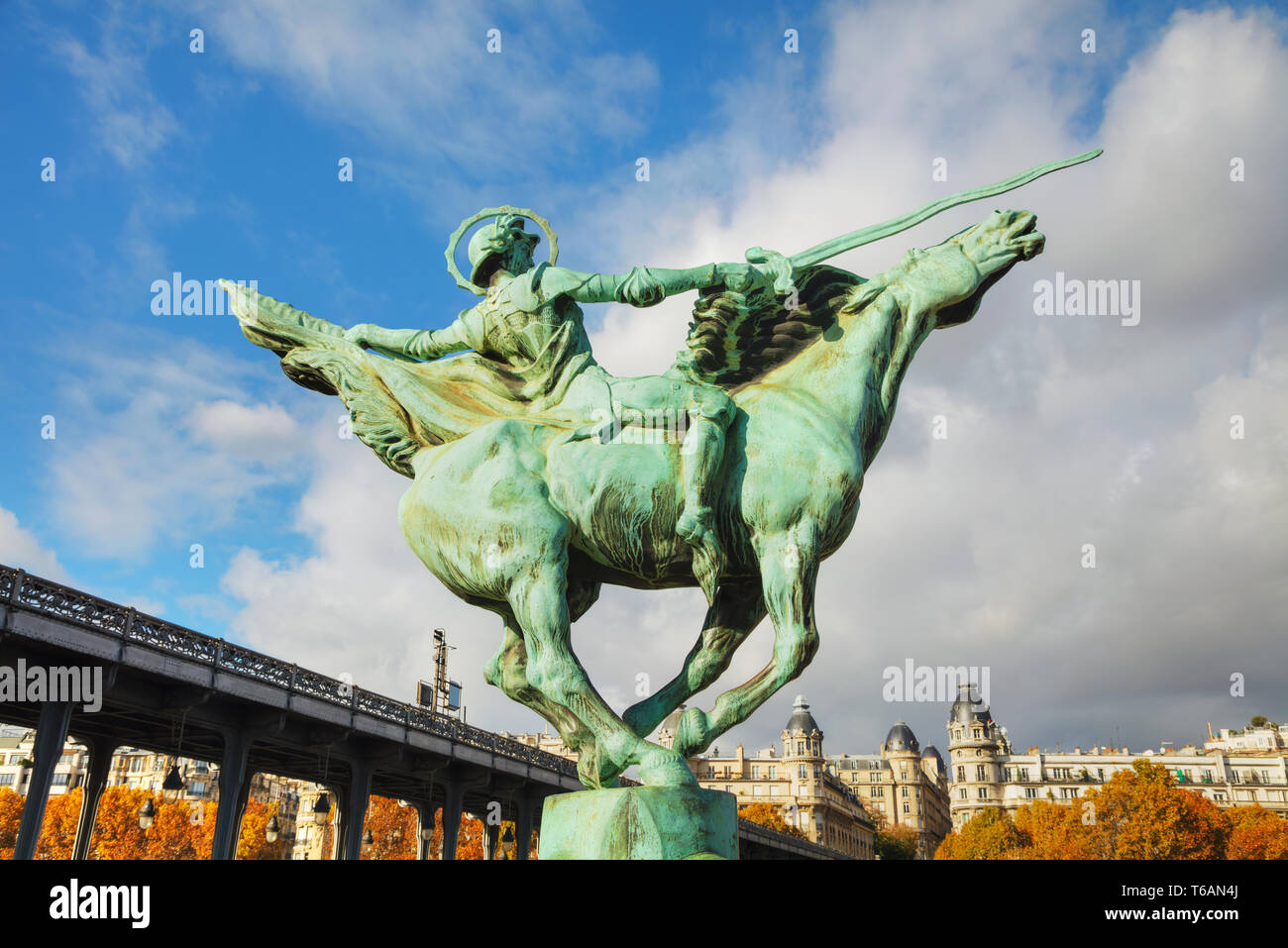 Statue am Bir-Hakeim-Brücke in Paris Stockfoto