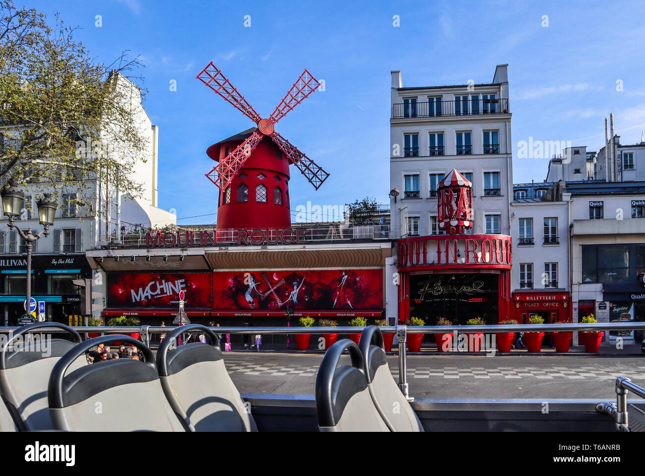 Paris/Frankreich - April 06, 2019: Moulin Rouge ist ein berühmtes Kabarett in Paris Frankreich. Blick von der Touristenbus Stockfoto