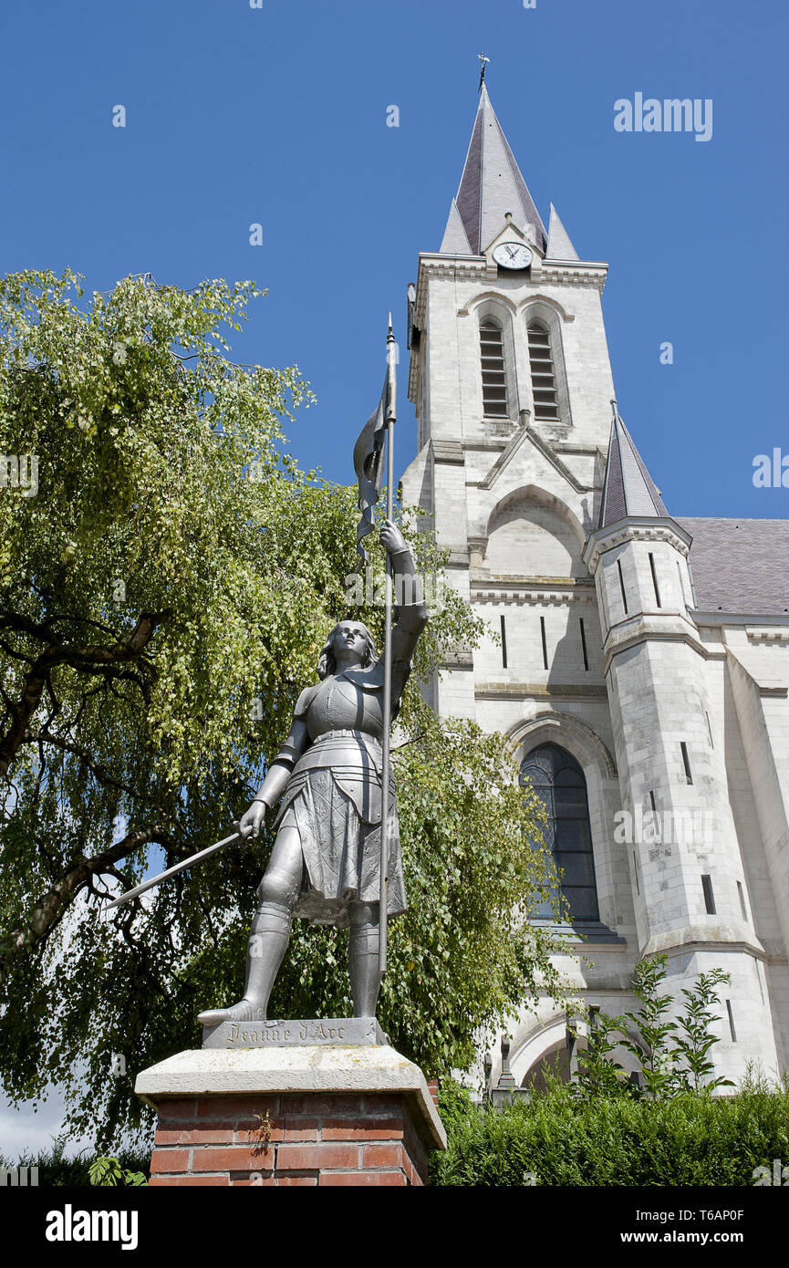 Bouvines (Nordfrankreich): Statue von Jeanne d'Arc vor der Kirche Stockfoto
