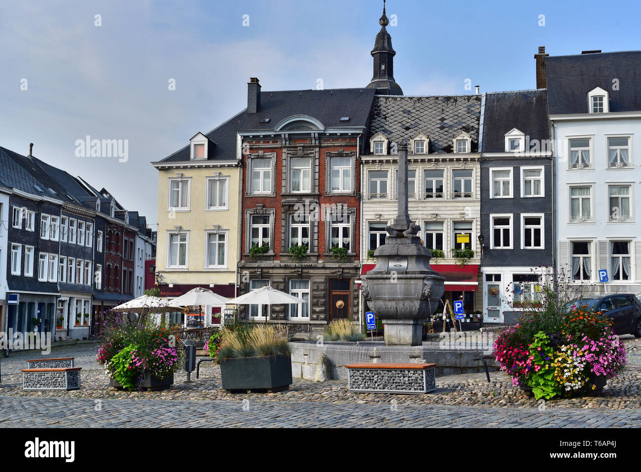 Place Saint Remacle, einem gepflasterten Platz von Stavelot in den Belgischen Ardennen. Stockfoto