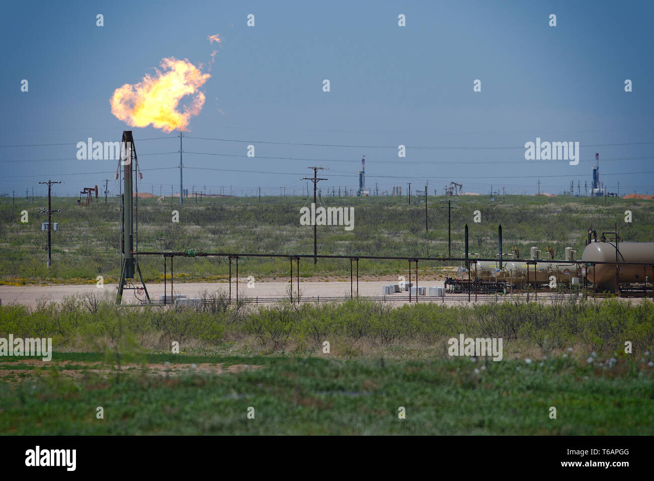 Midland, County/USA - 21. April 2019: Mehr Erdgas ist an der einen Seite verbrannt. Stockfoto