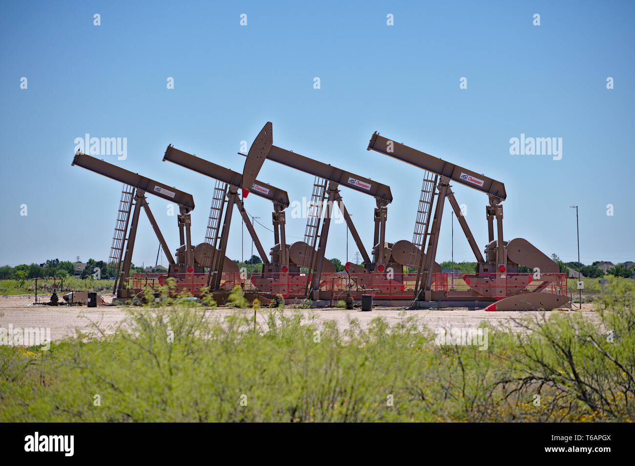 Midland County, Texas, Vereinigte Staaten - 21 April 2019: Eine Reihe von Pumpanlagen in eine gerichtete gut im Permian Basin Ölfeld. Stockfoto