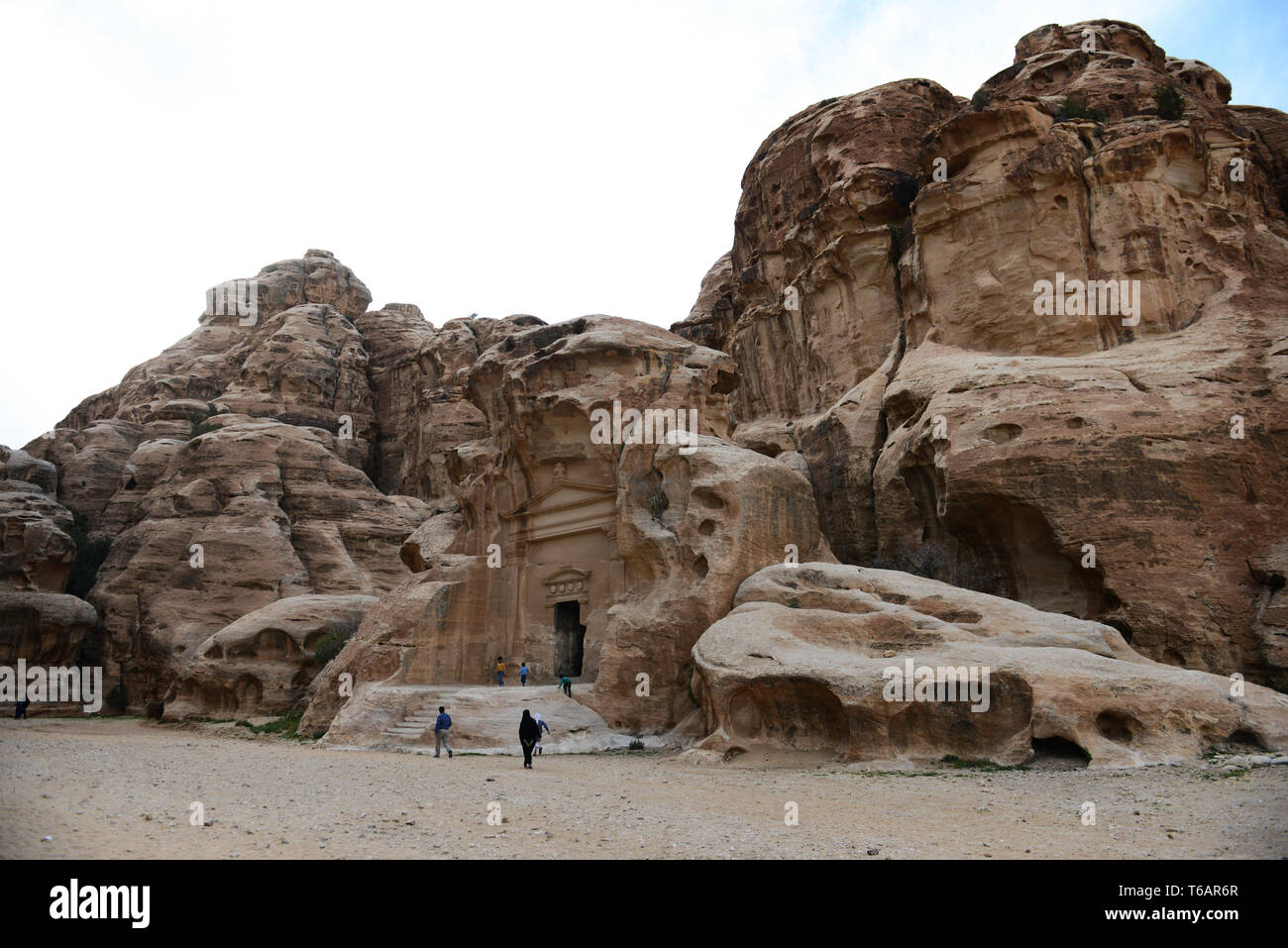 Fels gehauene Kammern und Gräber in der antike nabatäische Stadt Petra in Jordanien. Stockfoto