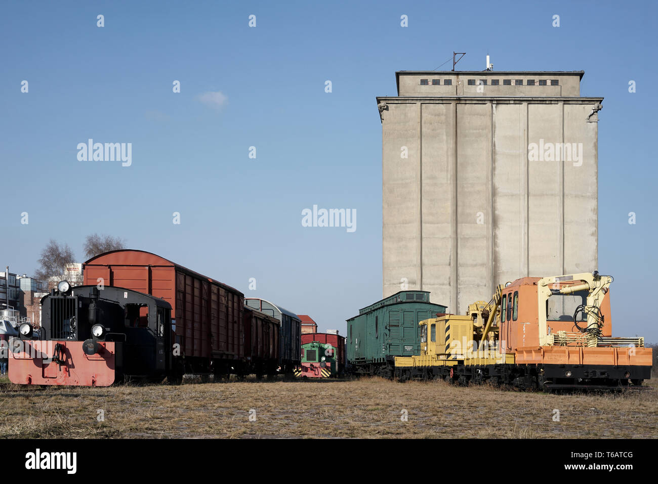 Alte Lokomotiven und Waggons auf dem Abstellgleis Stockfoto