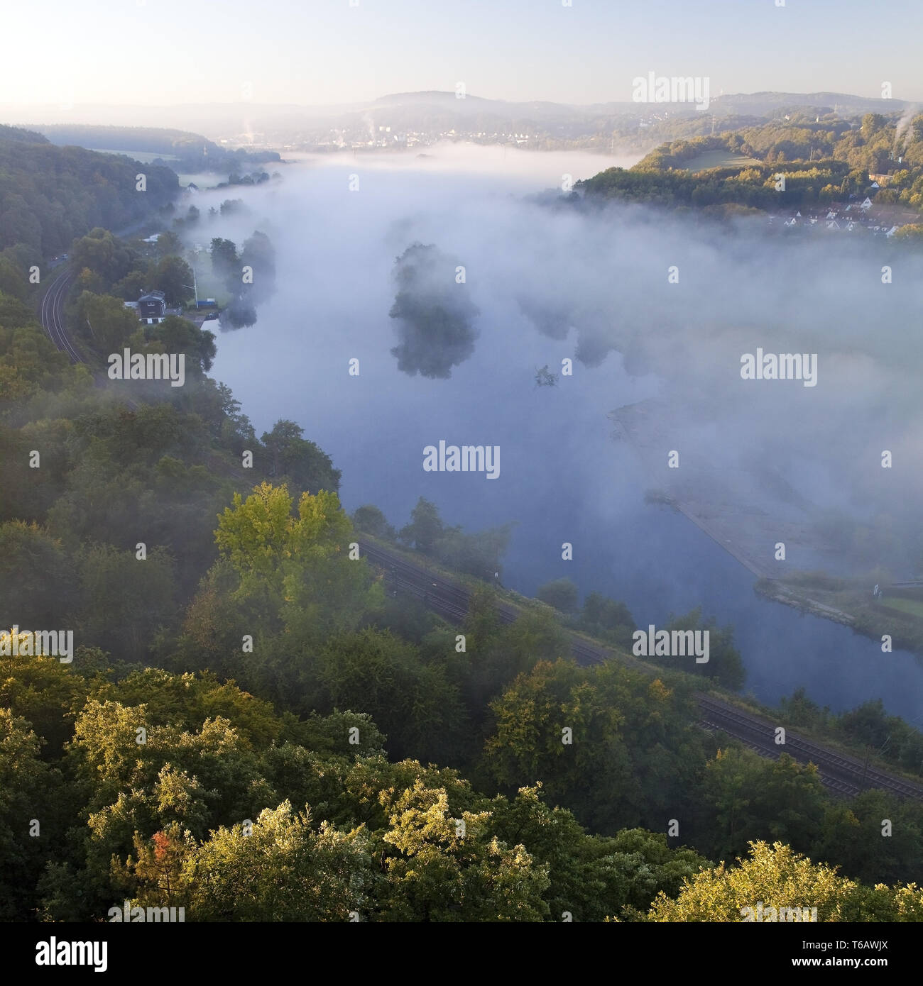 Morgennebel im Ruhrgebiet im Herbst, Witten, Ruhrgebiet, Nordrhein-Westfalen, Deutschland Stockfoto