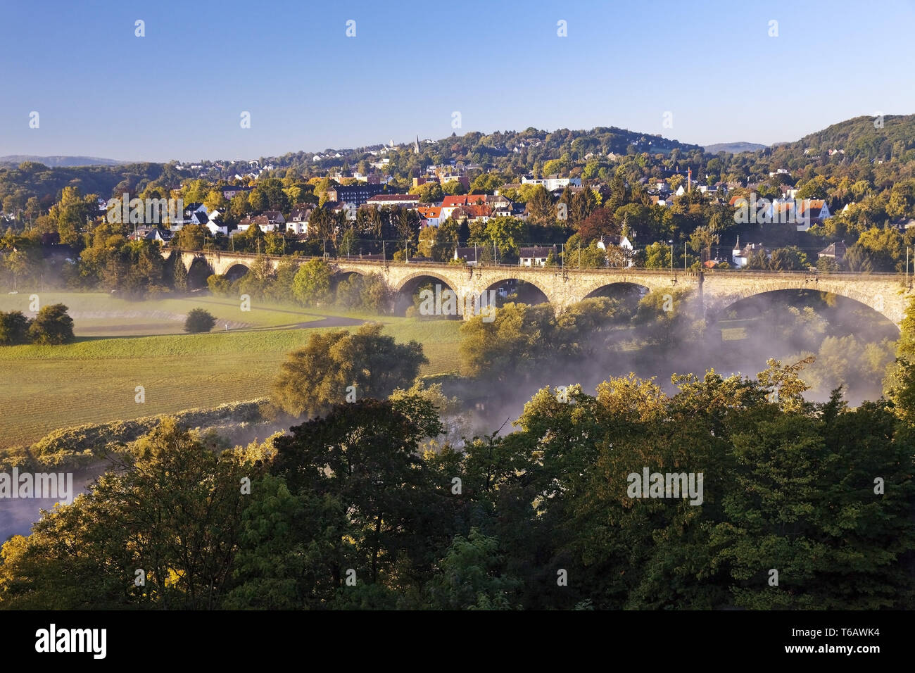 Ruhrgebiet und Ruhr Viadukt am Morgen, Witten, Ruhrgebiet, Nordrhein-Westfalen, Deutschland Stockfoto