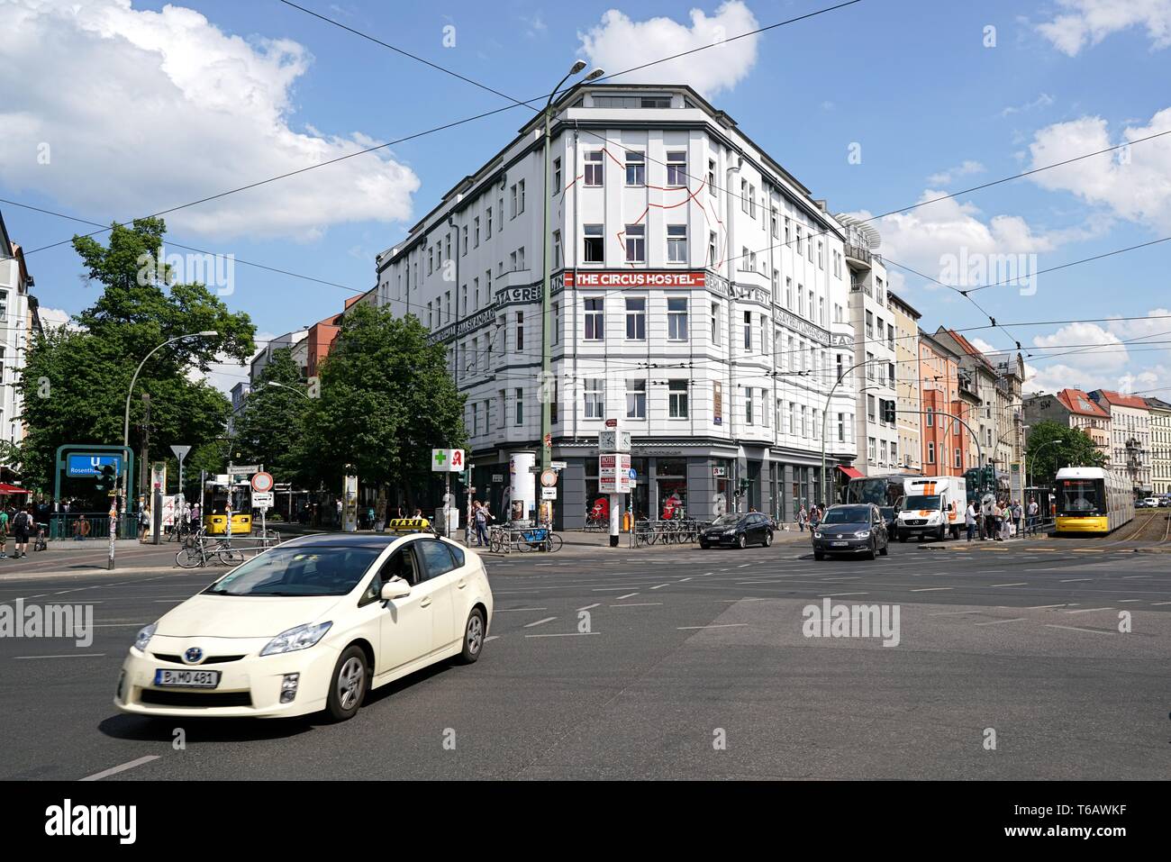 Straßenverkehr am Rosenthaler Platz in der Innenstadt von Berlin. Stockfoto