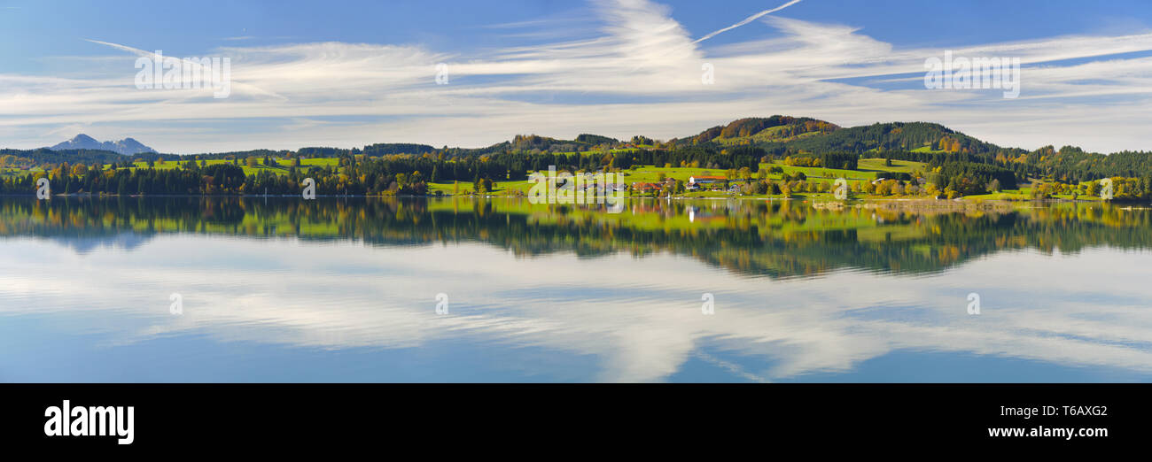 Breites Panorama Landschaft in den Alpen mit See Stockfoto
