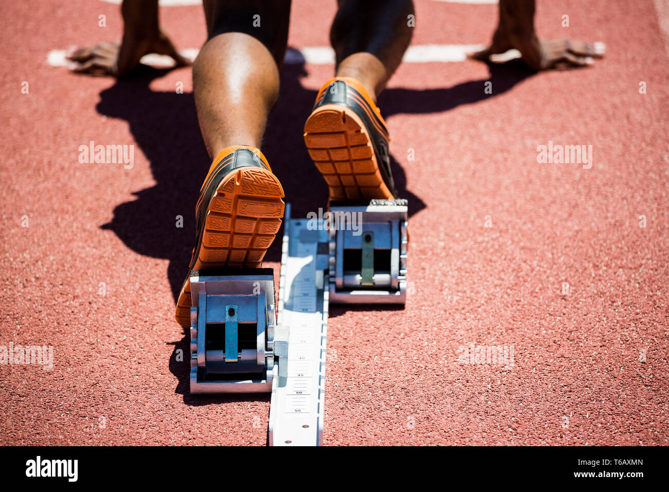 Fuß des Athleten am Startblock ausgeführt werden soll Stockfoto