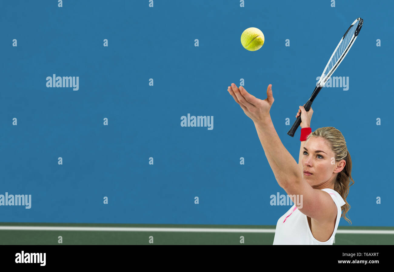 Zusammengesetztes Bild der Athlet hält einen Tennisschläger servierfertig Stockfoto