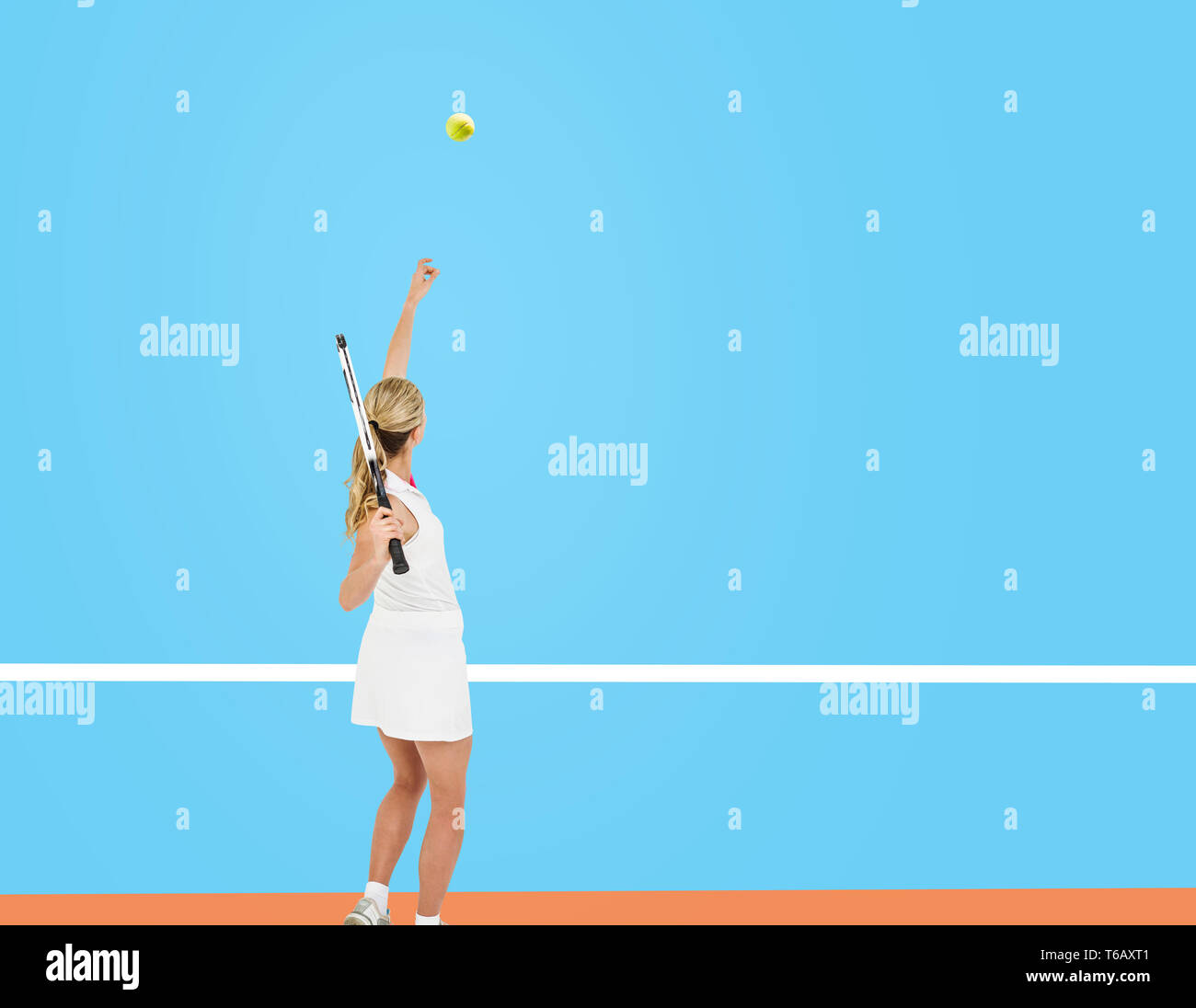 Zusammengesetztes Bild der Athlet hält einen Tennisschläger servierfertig Stockfoto