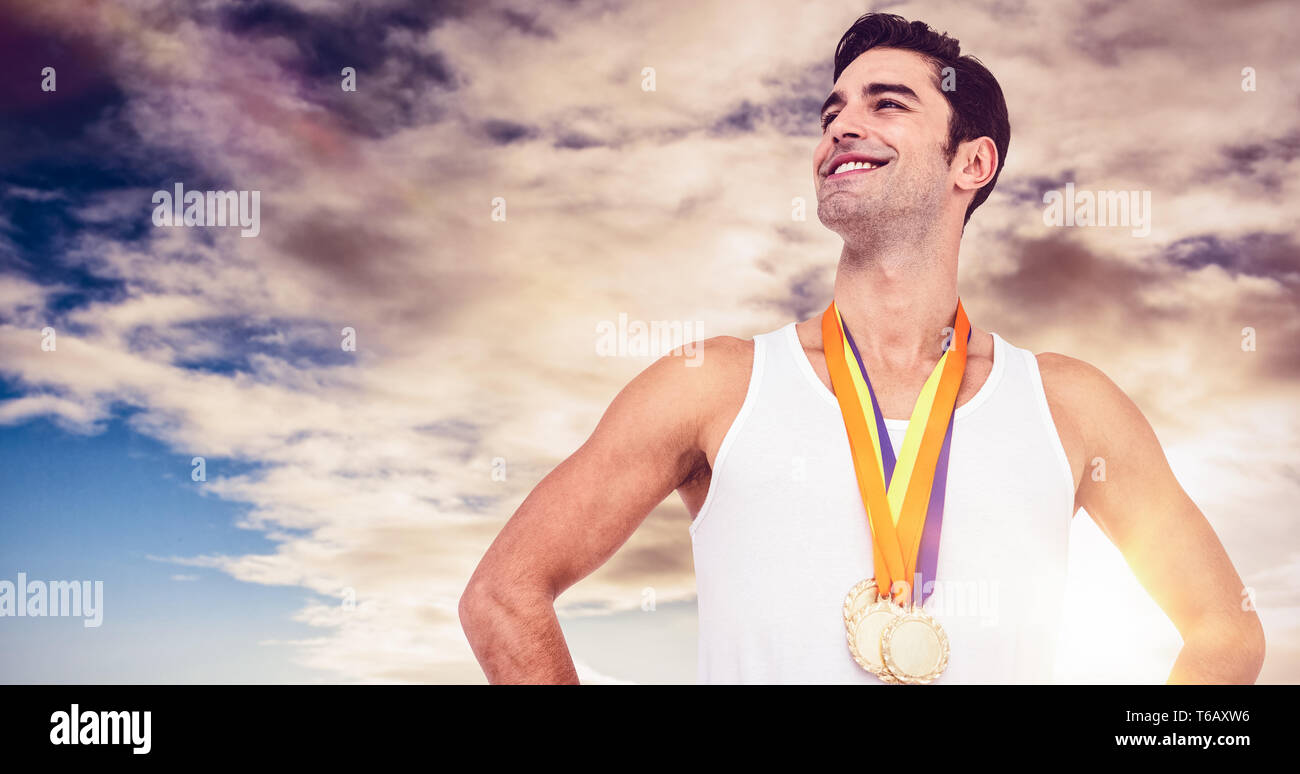 Zusammengesetztes Bild des Athleten posiert mit Goldmedaillen um den Hals Stockfoto