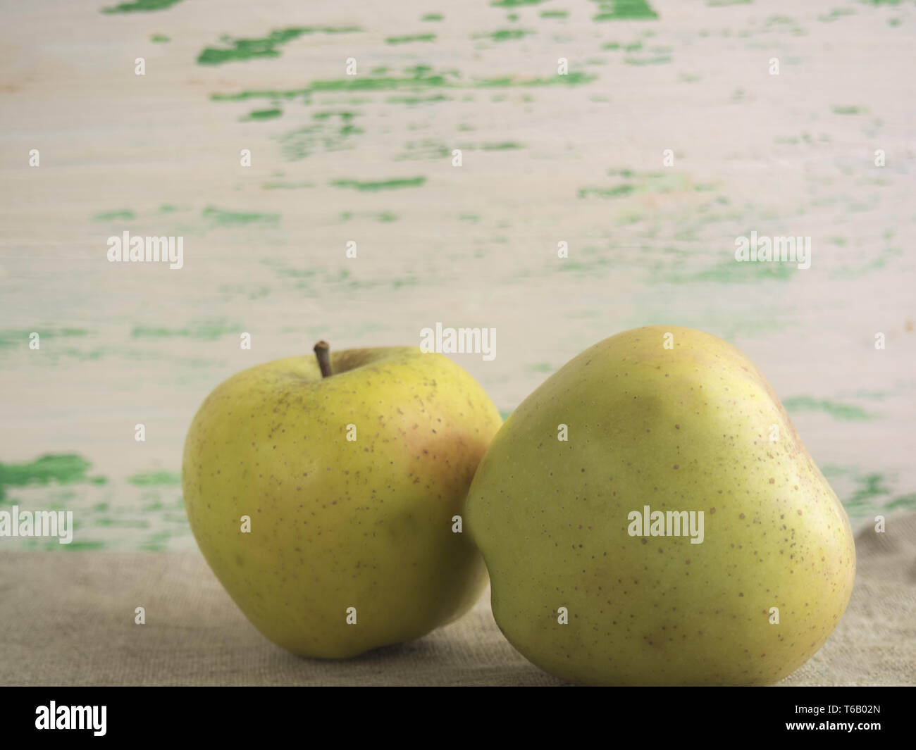 Äpfel auf hölzernen Hintergrund Stockfoto