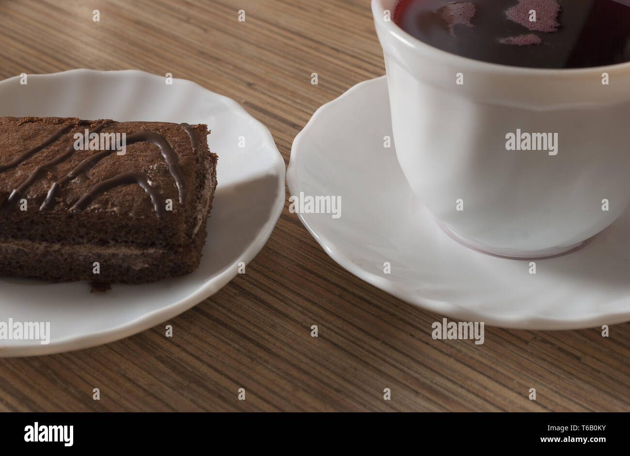 Kuchen auf einem weißen Teller Stockfoto