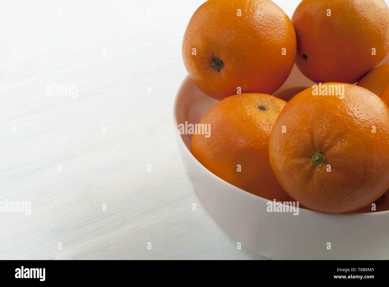 Orangen auf einer Platte Stockfoto