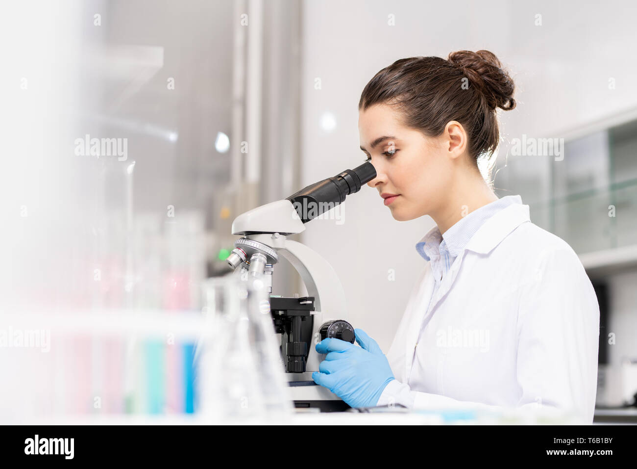 Forensische Wissenschaft Techniker Analyse der Beweise Stockfoto