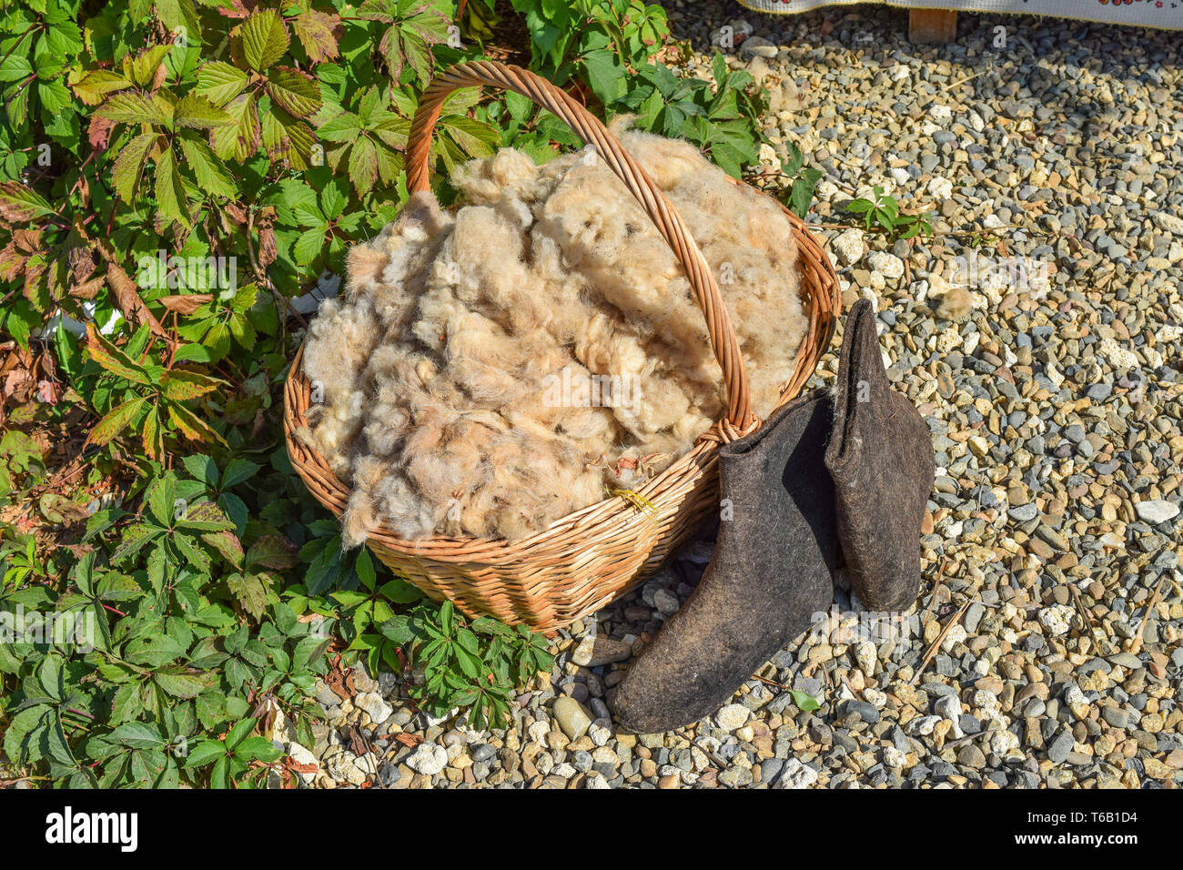 Die wolle im Korb und schwarze Stiefel Stockfoto