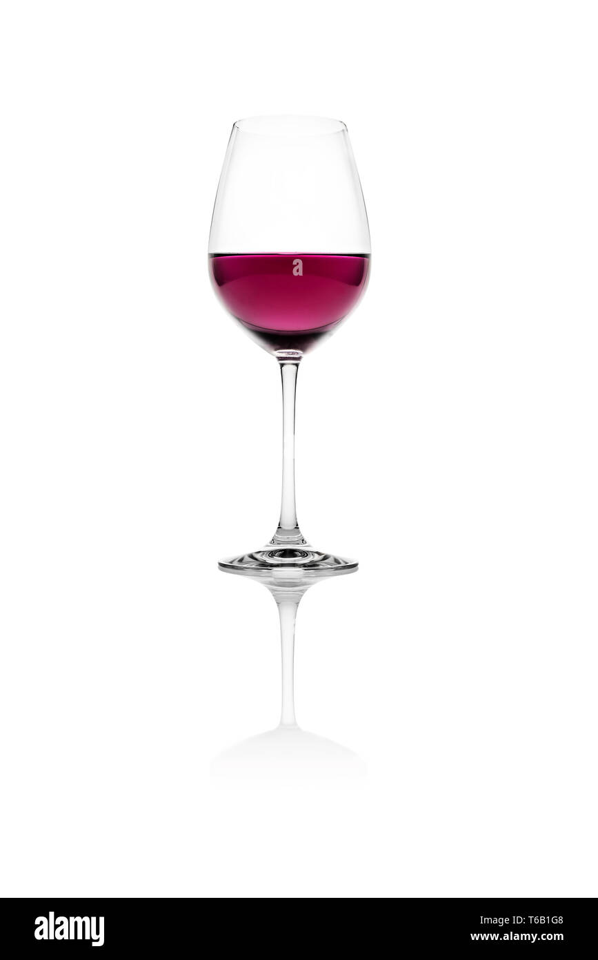 Glas Rotwein auf einem weißen Hintergrund. Stockfoto
