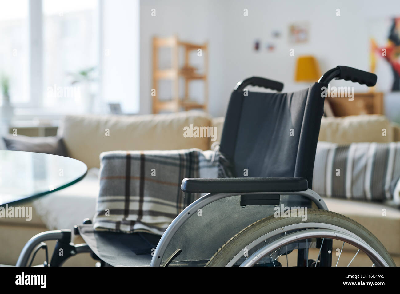 Rollstuhl im Wohnzimmer Stockfoto