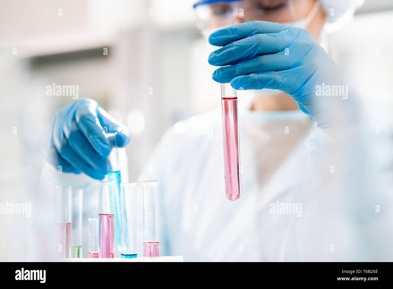 Arbeiten mit chemischen Stoffen Stockfoto