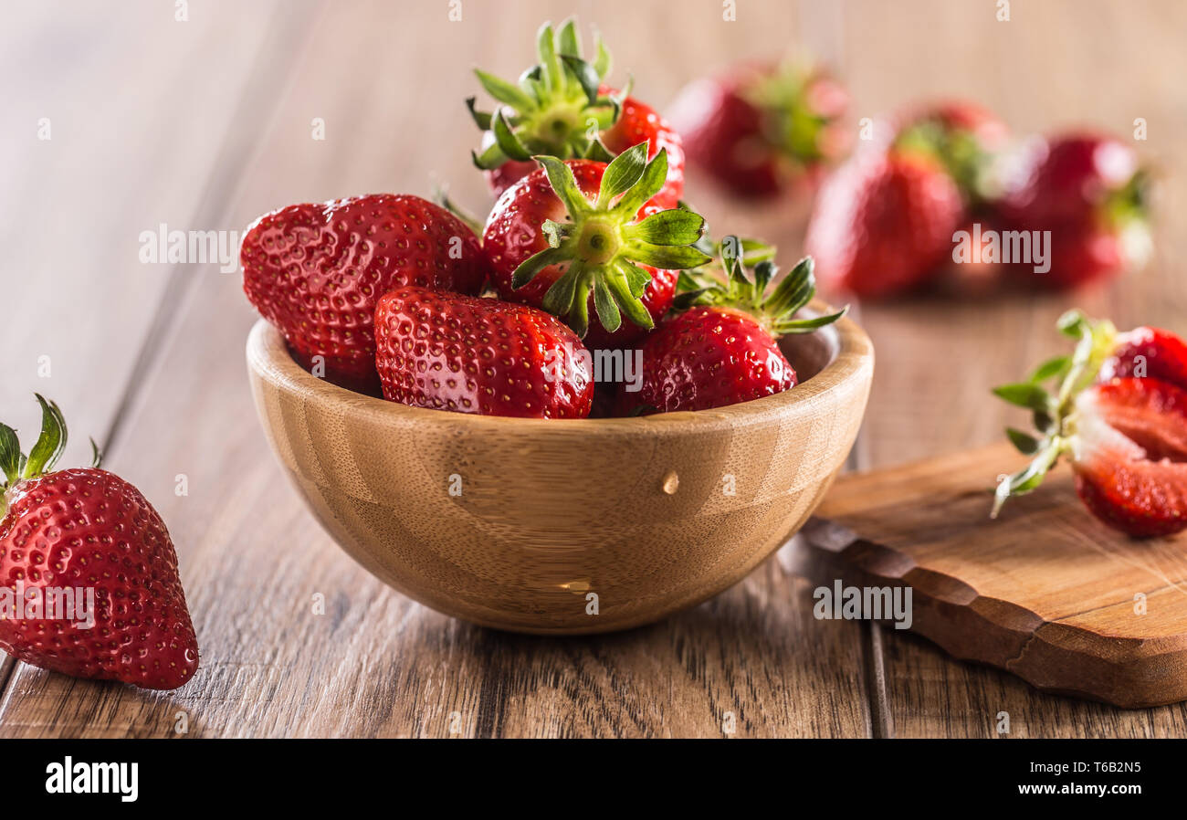 Saftige Erdbeeren gewaschen in Houten am Küchentisch Stockfoto