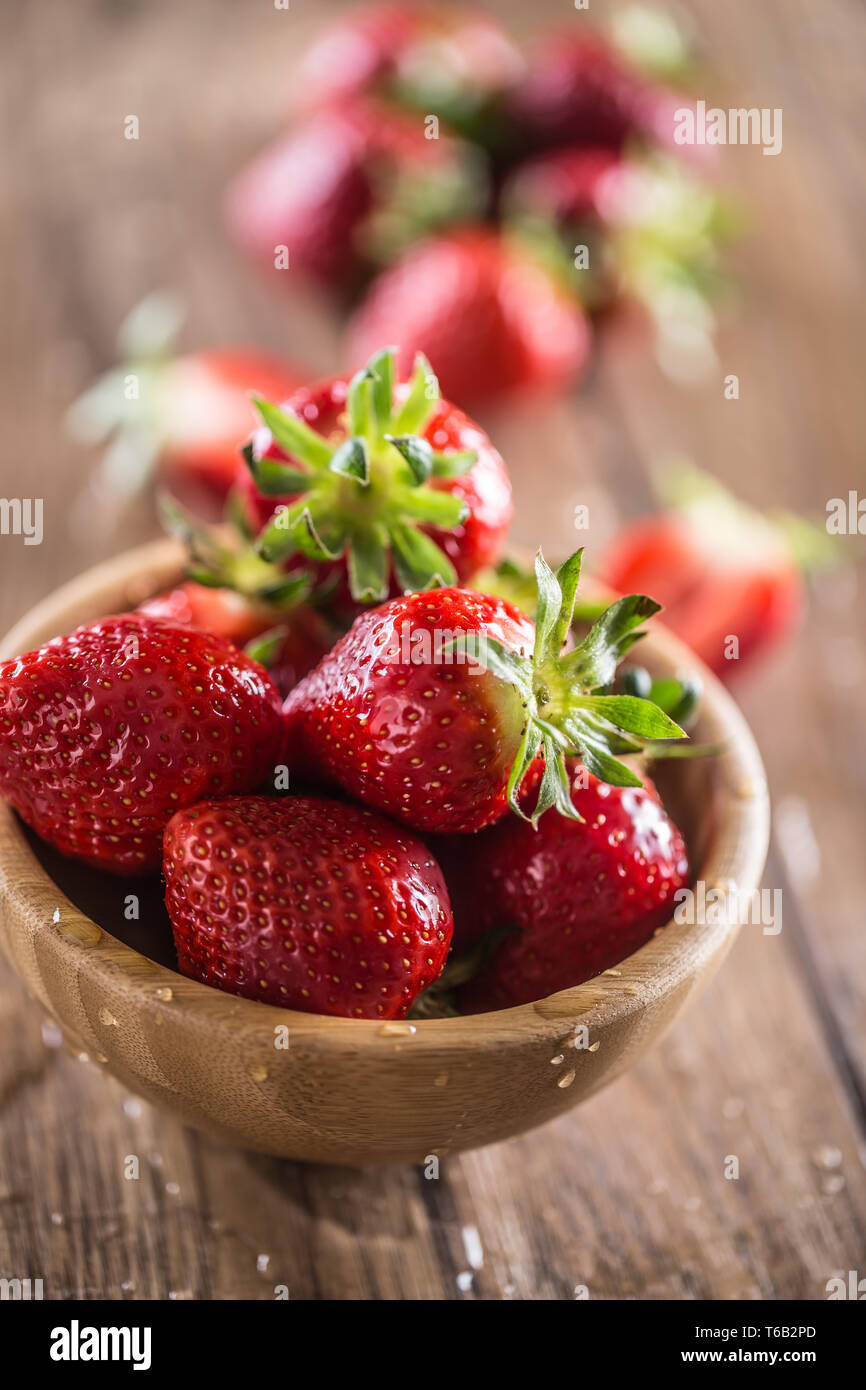 Saftige Erdbeeren gewaschen in Houten am Küchentisch Stockfoto