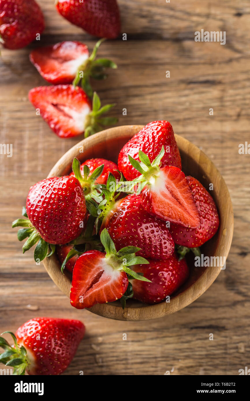 Saftige Erdbeeren gewaschen in Houten am Küchentisch Stockfoto