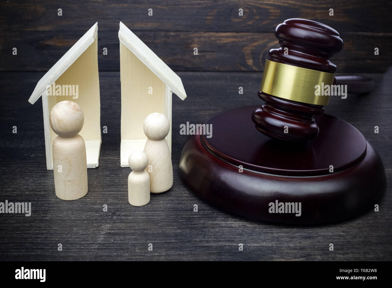 Hammer, Trennung von der Familie und dem Haus auf dunklem Hintergrund Stockfoto