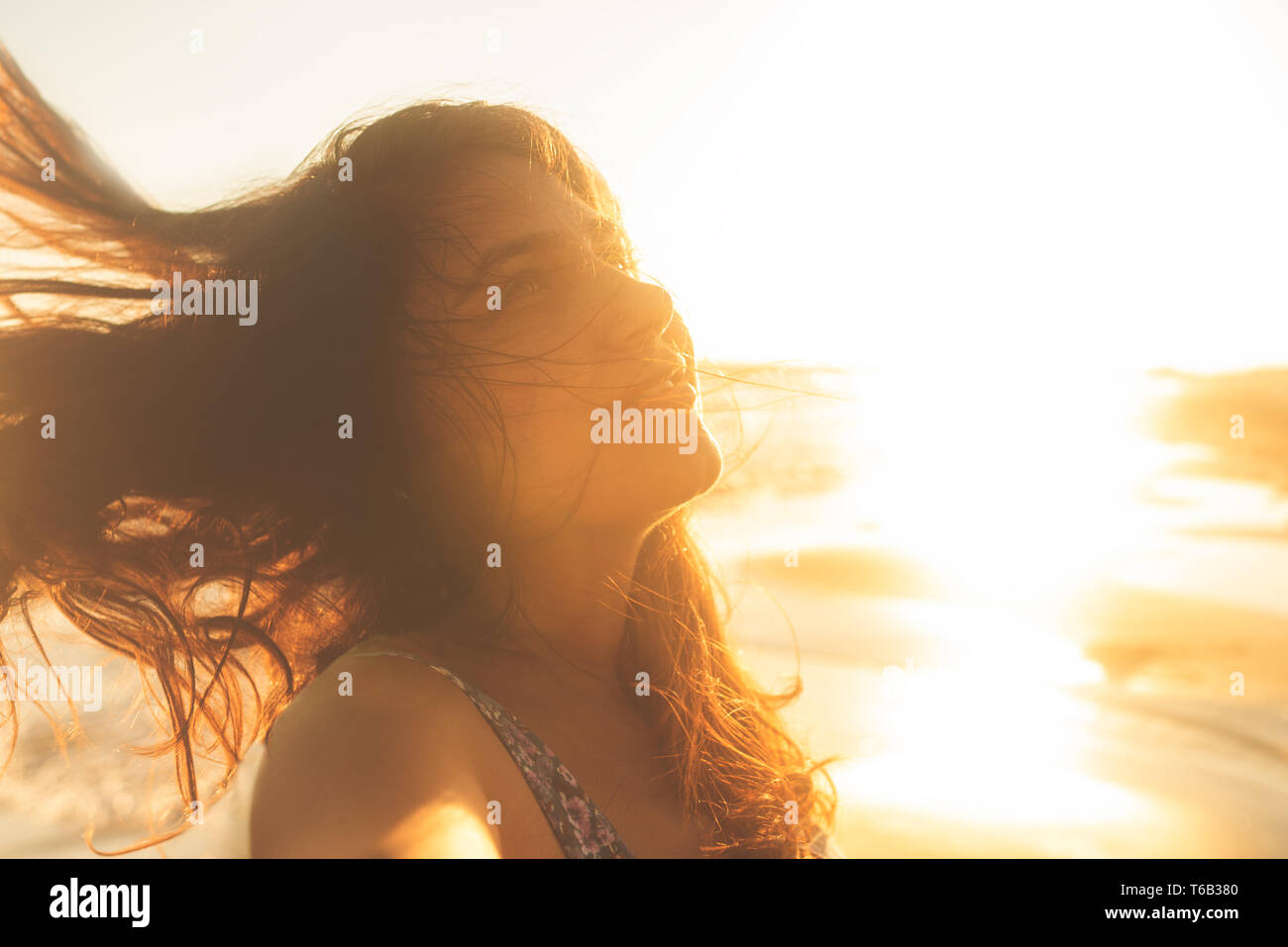 Freiheit Frau glücklich und frei mit offenen Armen am Strand bei Sunny sunset Stockfoto