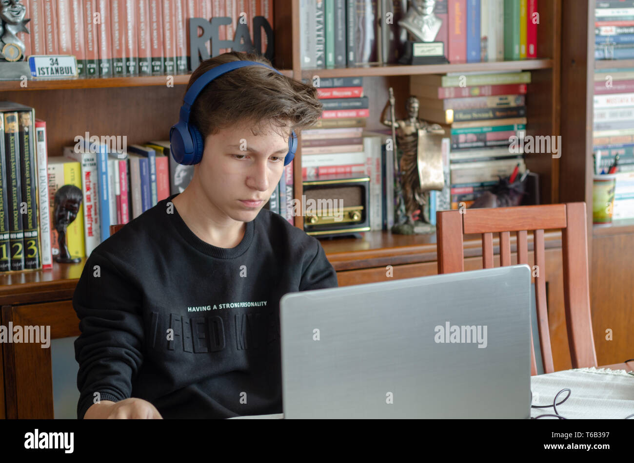 Der Teenager ist das Hören von Musik zu Hause. Stockfoto