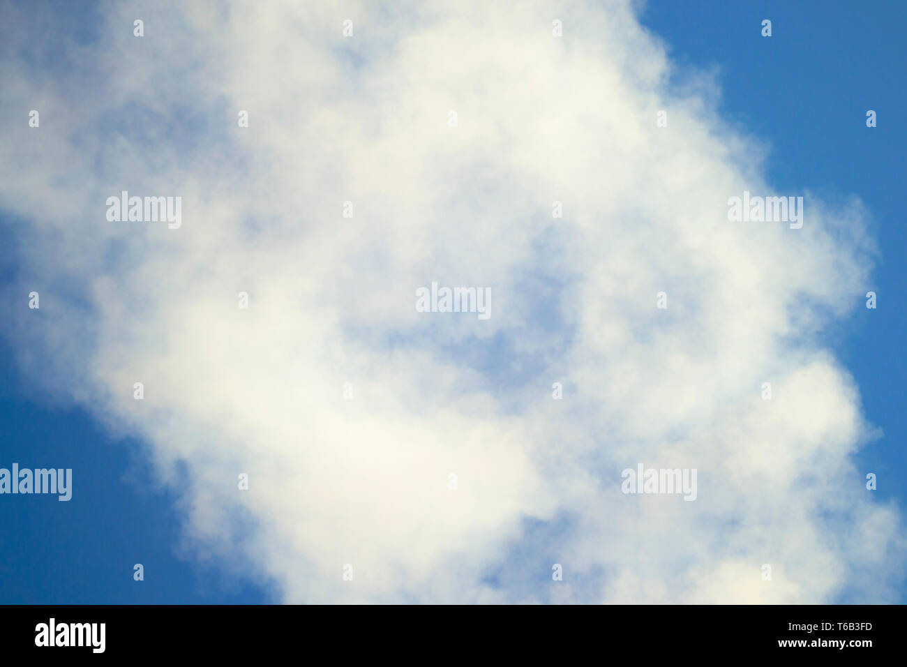 Zusammenfassung Hintergrund weißer Rauch auf einem klaren blauen Himmel Stockfoto