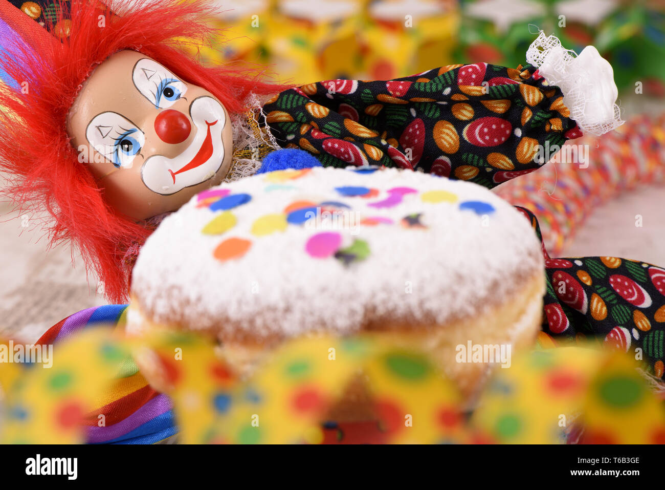 Clowns an deutschen Karneval mit süßen Donut Stockfoto