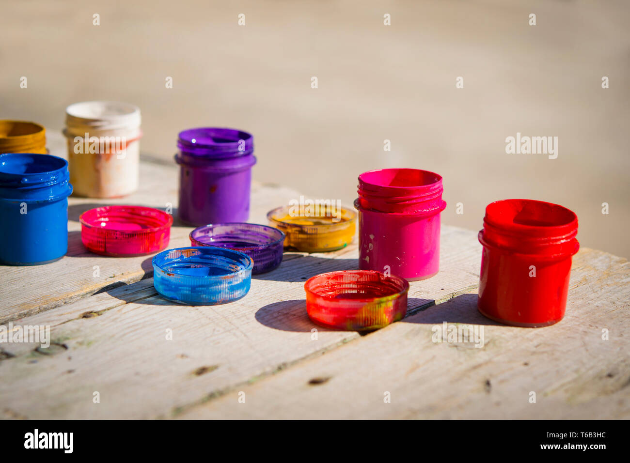 Kleine gouache Farbdosen stehen auf einem Holztisch Stockfoto