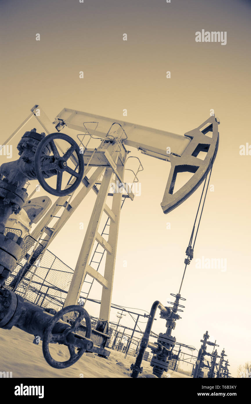 Ölpumpe Jack und Brunnen im Ölfeld Stockfoto