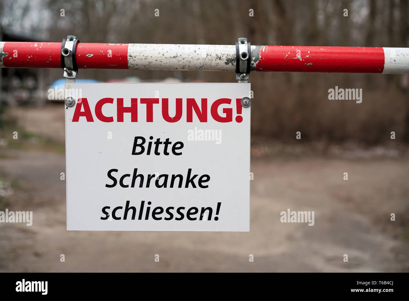 Schild mit den Worten schließen Sie bitte die Barriere Stockfoto