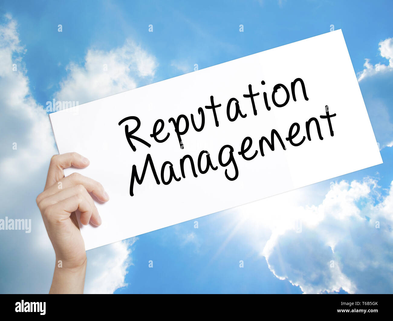 Reputation Management Zeichen auf weißem Papier. Mann Hand, Papier mit Text. Auf Himmel Hintergrund isoliert Stockfoto
