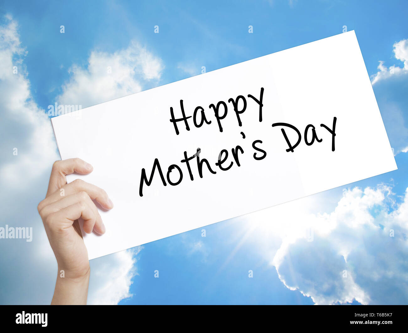 Happy Mother's Day Zeichen auf weißem Papier. Mann Hand, Papier mit Text. Auf Himmel Hintergrund isoliert Stockfoto