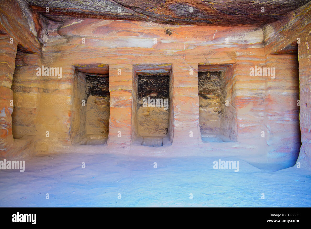 In einem bunten Sandstein Grab, Rose Red Rock Grab Fassade, Straße von Fassaden, Petra Jordan. Stockfoto