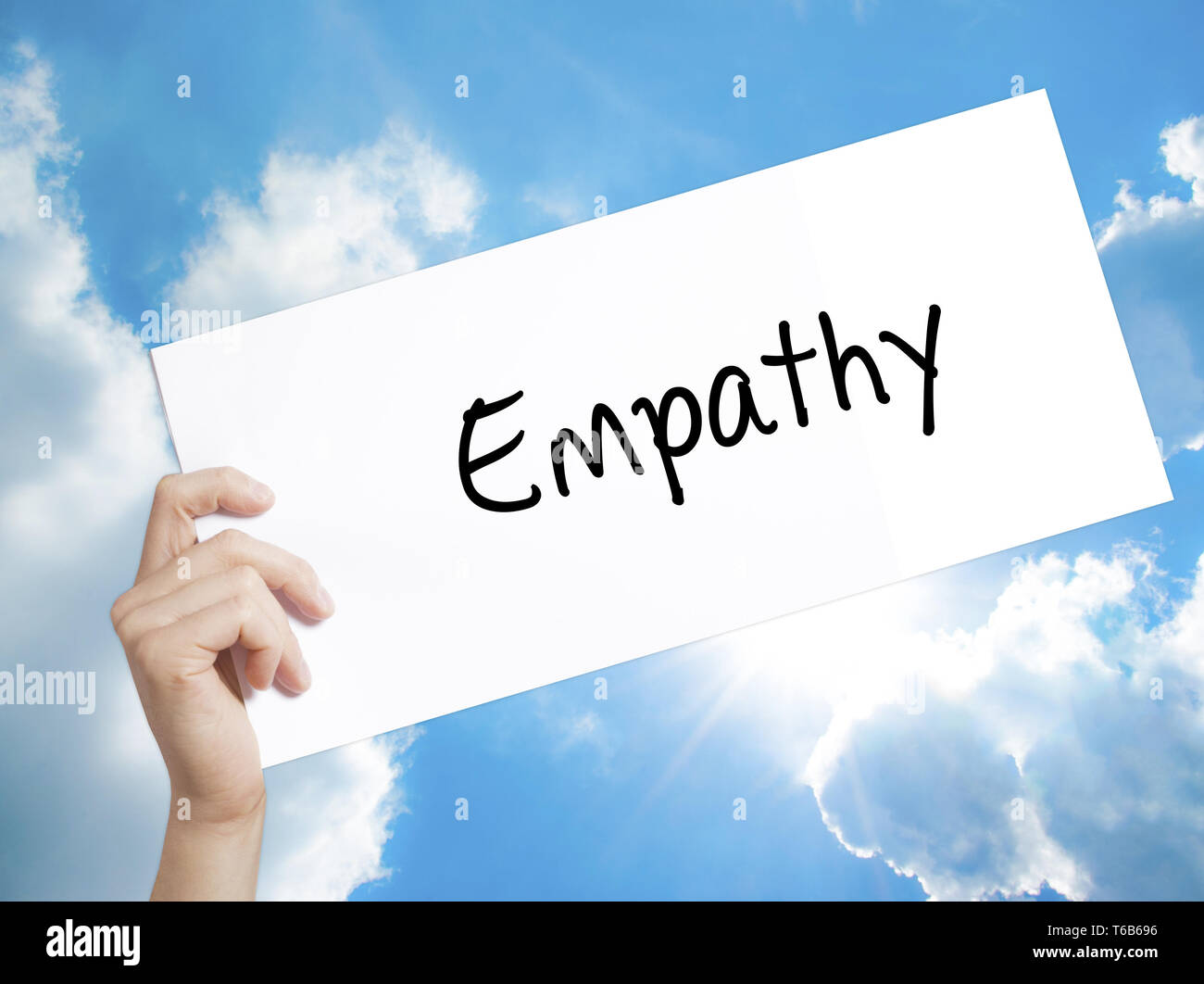 Empathie Zeichen auf weißem Papier. Mann Hand, Papier mit Text. Auf Himmel Hintergrund isoliert Stockfoto