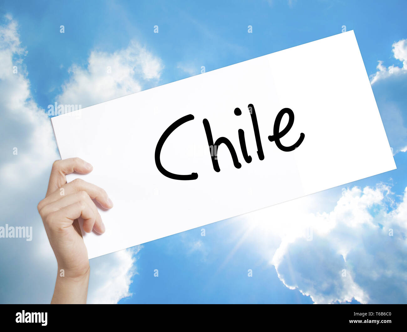 Chile unterzeichnen auf weißem Papier. Mann Hand, Papier mit Text. Auf Himmel Hintergrund isoliert Stockfoto