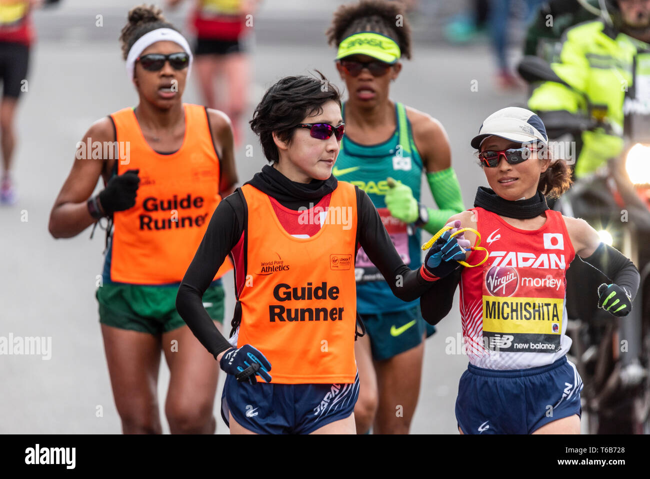 Misato Michishita aus Japan beim Virgin Money London Marathon 2019 in der Nähe der Tower Bridge, London, Großbritannien. T11 T12 Gewinner Stockfoto